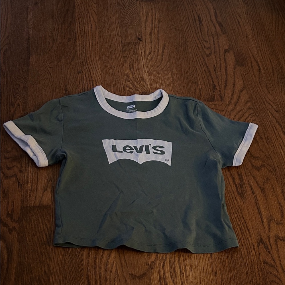 Women’s Levi’s baby tee size small